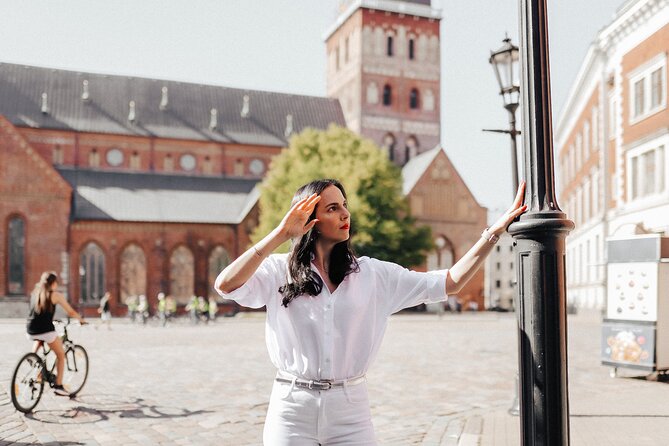 1H Private Photoshoot in Old Town of Riga - Bastejkalna Park: a change of mood