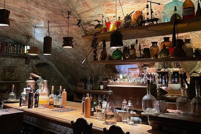 Medieval Experience: Guided Sightseeing and Food Tasting - From city streets to a medieval dining room