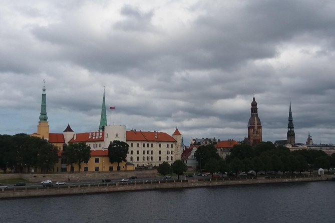 Old Riga Walking Tour / Riga Altstadt Spaziergang - Livu Square and the city’s smaller details