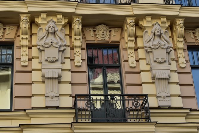 Riga Art Nouveau walking tour - How much walking and group time to expect