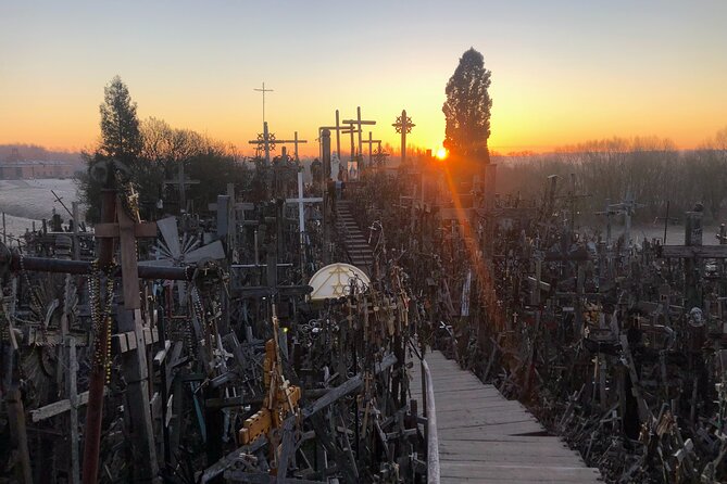 Sunrise at the Hill of Crosses - 2 countries in 1 day - Why the Hill of Crosses is worth the early alarm