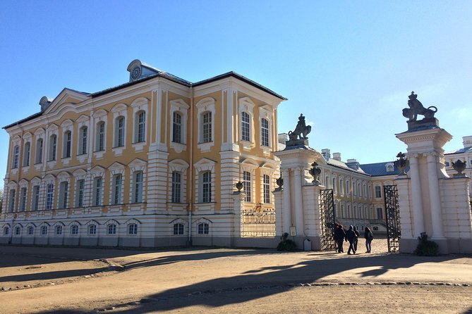 Tour from Riga to Vilnius: Bauska Castle, Rundale Palace and The Hill of Crosses - Who should book this experience